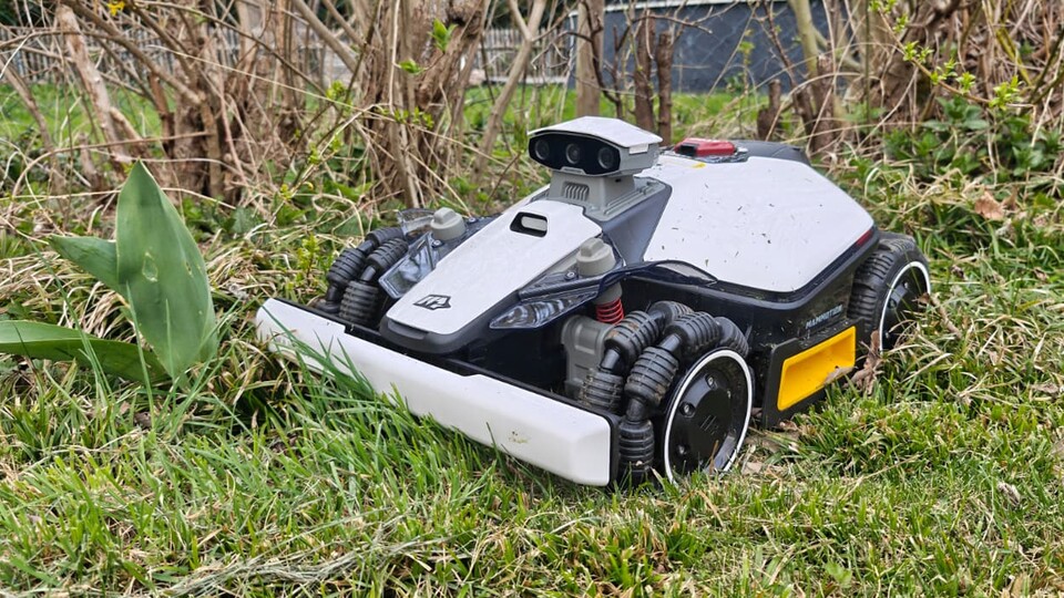 Mühelos durchs Dickicht: Mit seinen vier unabhängigen Motoren wühlt sich der Mammotion LUBA durch jedes Terrain, ohne stecken zu bleiben.