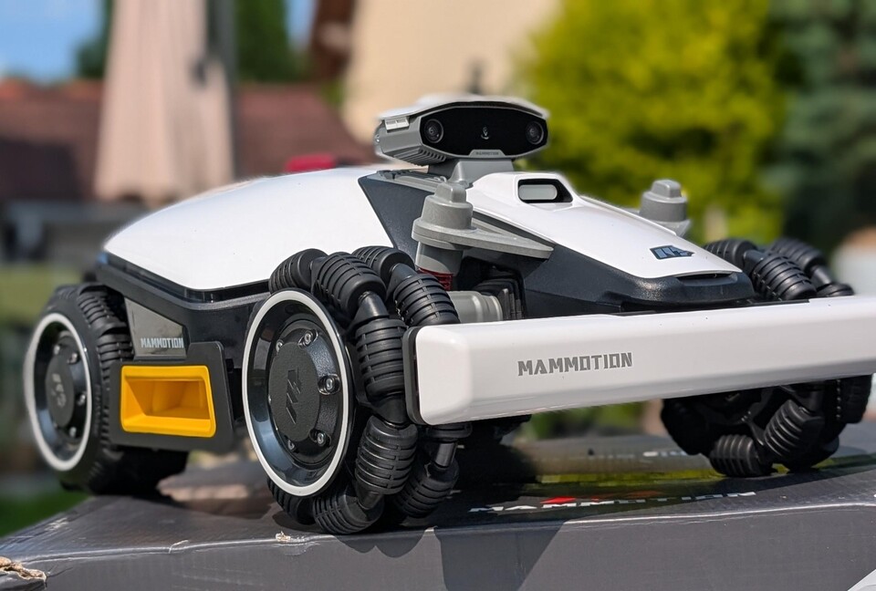 Schaut aus wie ein Marsrover, ist aber ein richti guter Mähroboter ohne Begrenzungsdraht. Igelerkennung ist dank Kamera auch dabei!