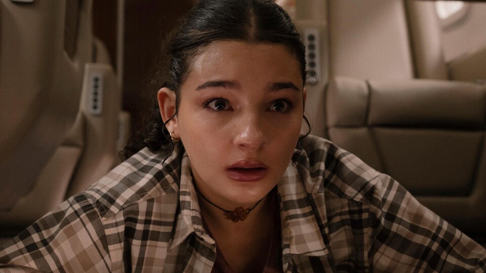 Poe (Billie Boullet) gerät ins Visier von Verbrechern und Creasy muss sie beschützen. Bildquelle: Netflix