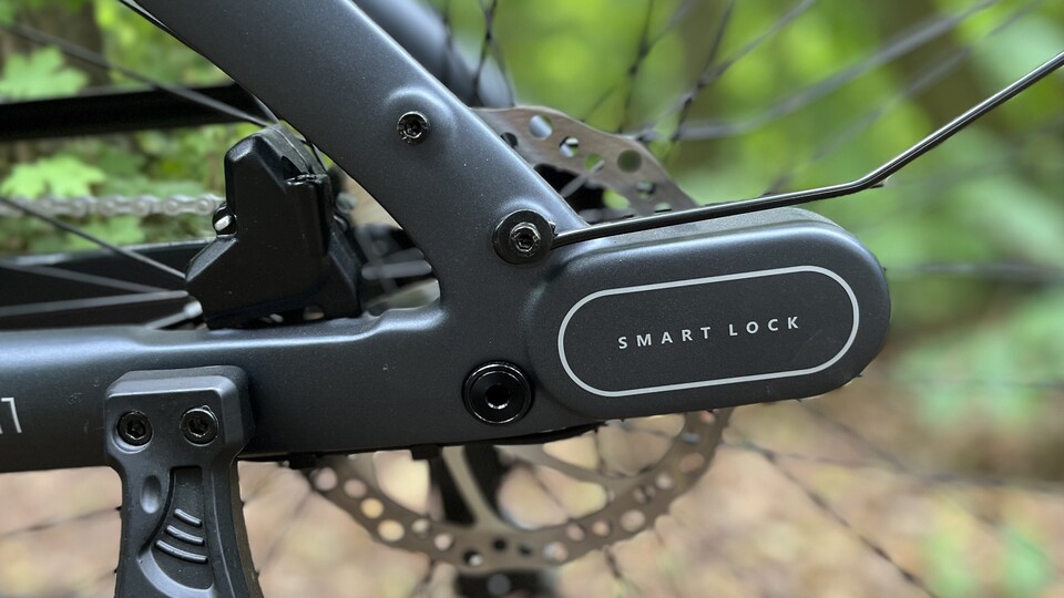 Das Smart Lock verriegelt mit einem Metallbozen das Hinterrad, wenn ihr es ausgeschaltet habt.
