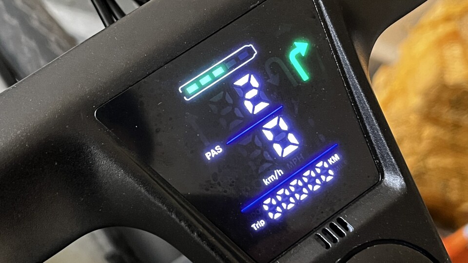 Die Navigationsanzeige ist in der Innenstadt zu ungenau. Auf dem Land mit weniger Abbiegungen ist sie zweckdienlich.