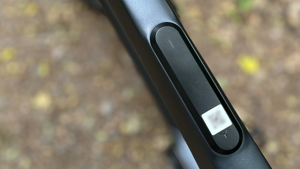 Das GPS-Modul im Rahmen sorgt dafür, dass ihr jederzeit das Bike orten könnt. Das Modul wird von einem extra Akku gespeist und funktioniert auch, wenn die Batterie leer ist.