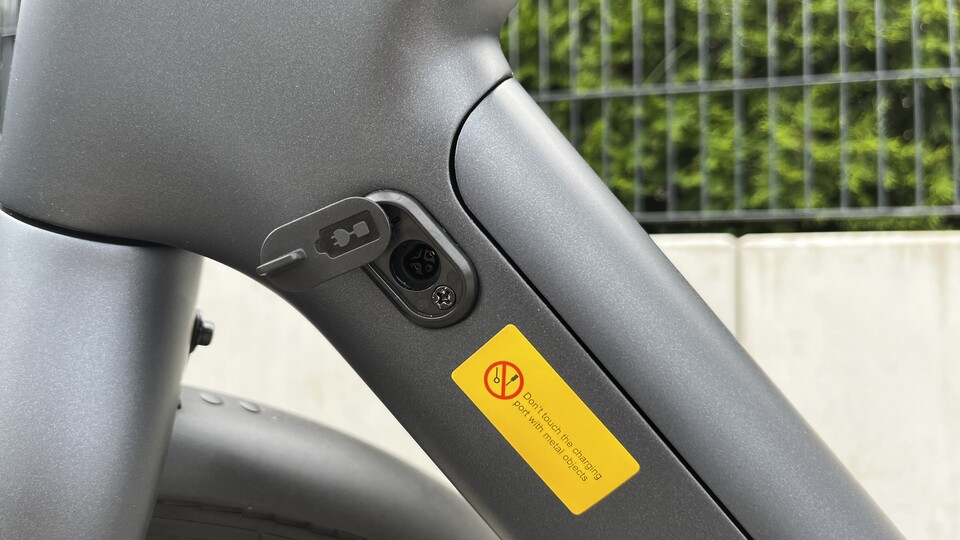 Der Akku lässt sich entnehmen und via Schloss verriegeln.