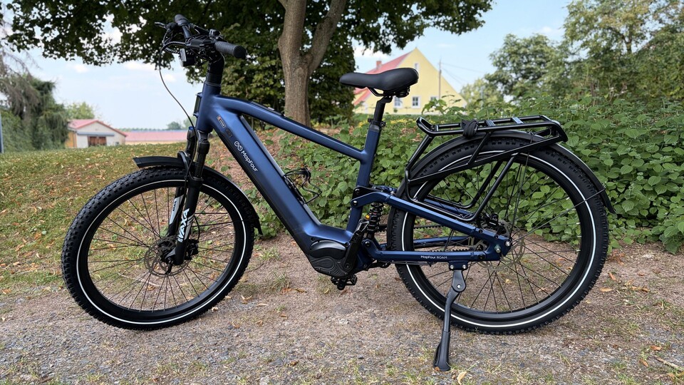 Das MapFour Roam in der Farbe Mitternachtsblau in der Step-over-Variante.