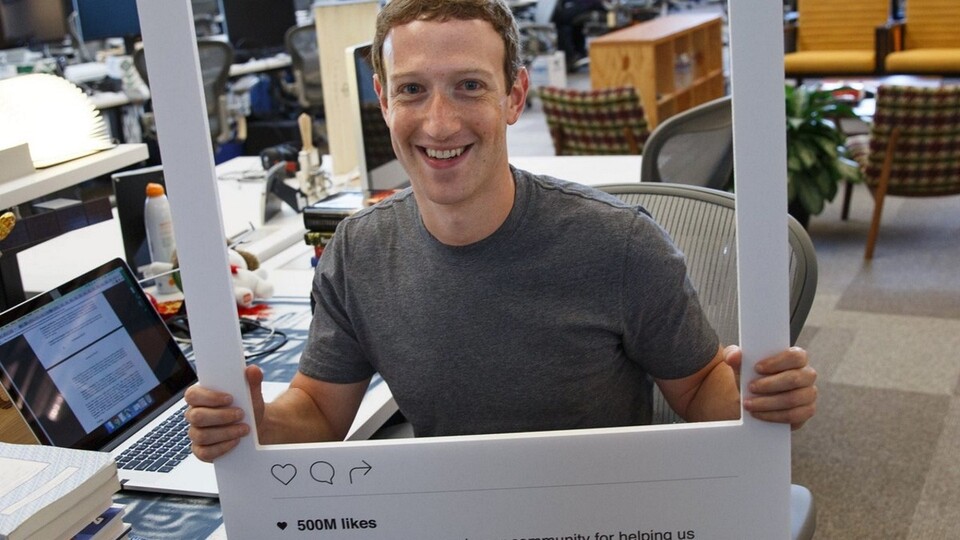 Mark Zuckerberg überklebt Mikrofon und Webcam seines Notebookis. (Bildquelle: Facebook/Twitter)