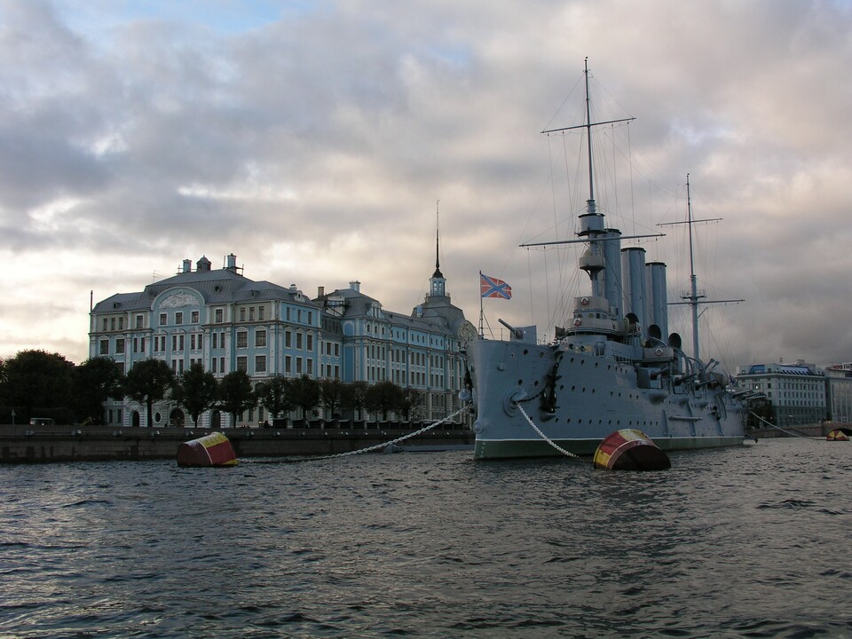 Die Aurora ist ein Museumsschiff, einer der Höhepunkte der Rundfahrt auf der Neva.
