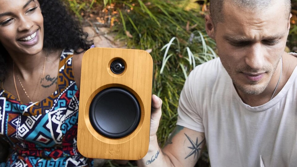 Mit dem Akku-betriebenen Speaker könnt ihr eure Musik mit in die Natur nehmen.