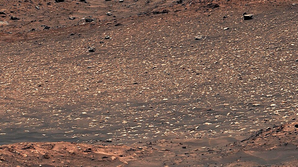 Dieses Foto des Gediz Vallis Kanals und vieler heller, weißer Schwefelsteine darin hat Curiosity kurz vor seinem Verlassen des Kanals im Oktober 2024 aufgenommen. (Bild: NASA)
