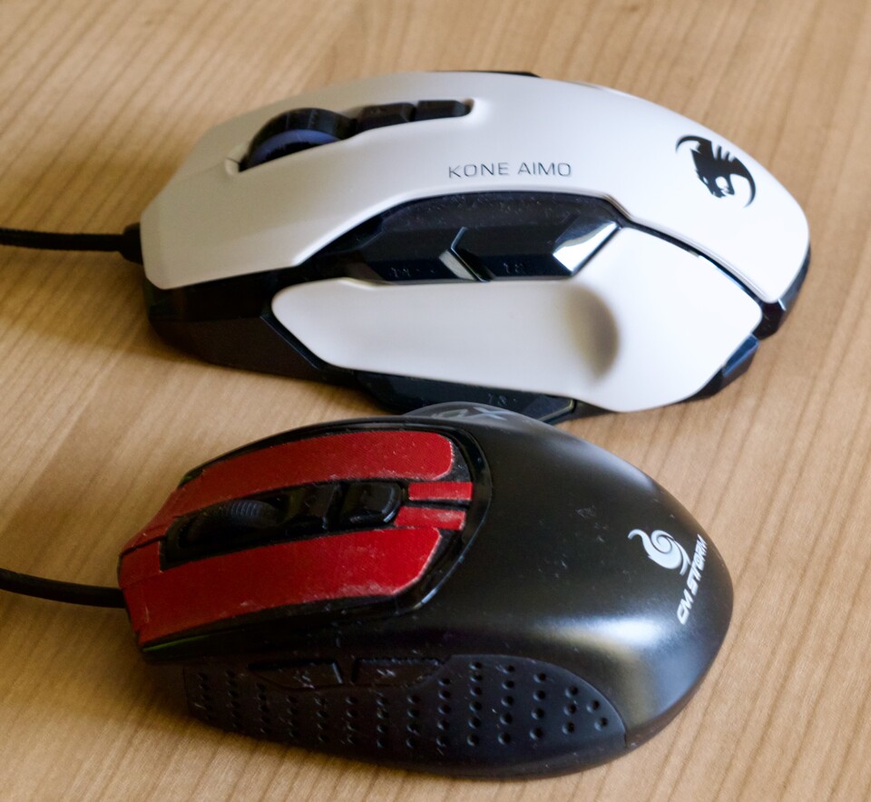 Diese beiden Gaming-Nager sollen geputzt werden. Anmerkung: Die Maustasten der vorderen Maus sind von mir mit Tape für Eishockey-Schläger überklebt, da die Soft-Touch-Beschichtung altersbedingt klebrig wurde. Meine Tipps helfen euch also auch bei modifizierten Mäusen. (Bildquelle: Andrea MaurerGameStar Tech)