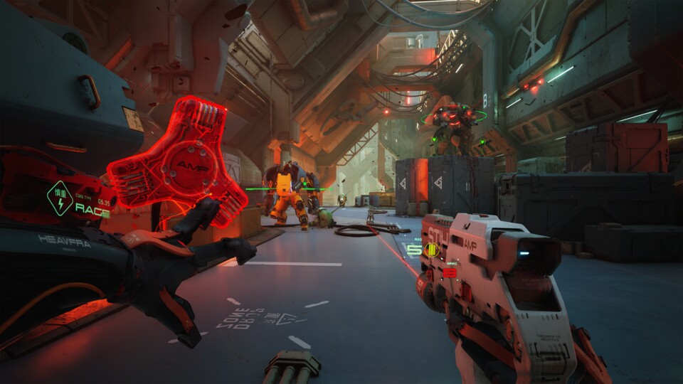 Bewaffnet mit einem Core (links) kann ich immer noch schießen, springen und den Greifhaken nutzen.