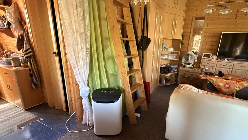 Der Luftentfeuchter steht mittig in unserer Laube, um möglichst den ganzen Raum entfeuchten zu können.