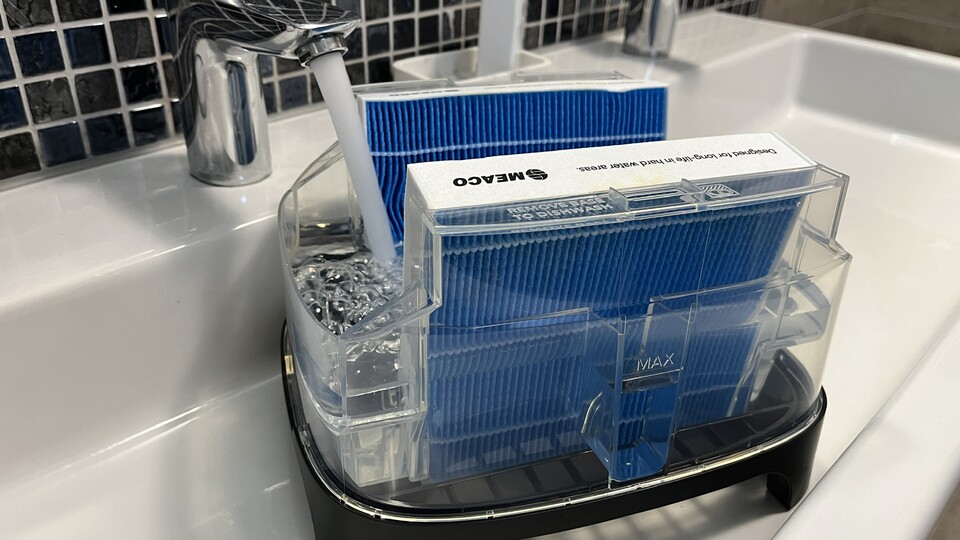 Das Gehäuse lässt sich leicht abnehmen, um Wasser nachzufüllen oder die Pads zu tauschen.