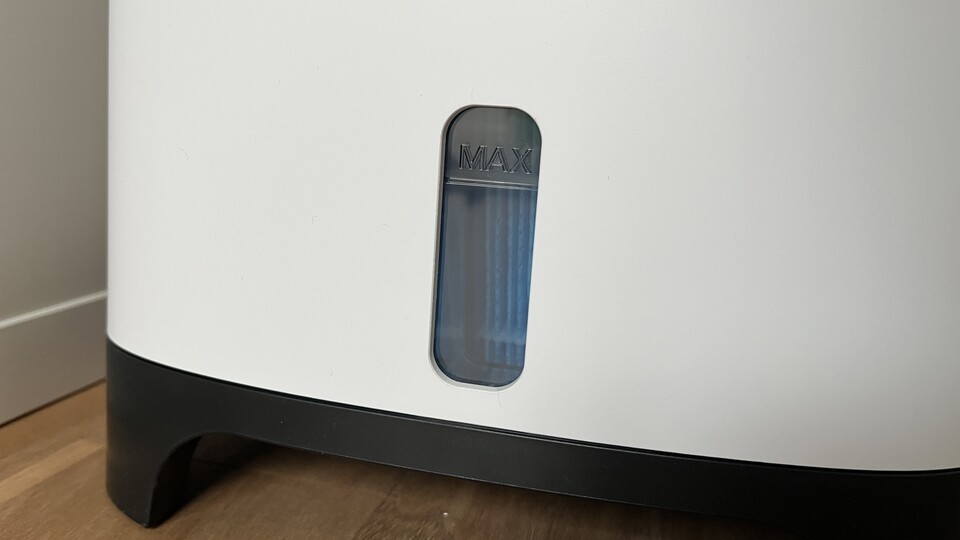 Den Wasserstand kann man einfach am Gehäuse ablesen. Das Gerät piepst und schaltet sich ab, wenn der Tank leer ist.