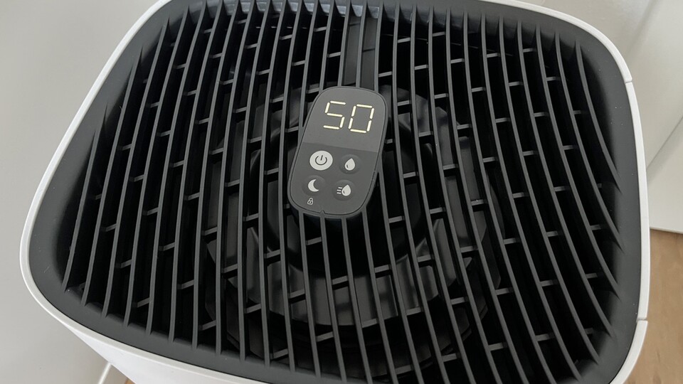 Das Display ist einfach gehalten. Darunter befindet sich der Lüfter. Man sieht keinen Wassernebel.