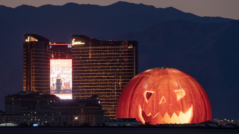 Nicht vergessen: Am 31ten Oktober ist Halloween. Die MSG Sphere ist schon passend verkleidet. (Bild-Quelle: dima über Adobe Stock)