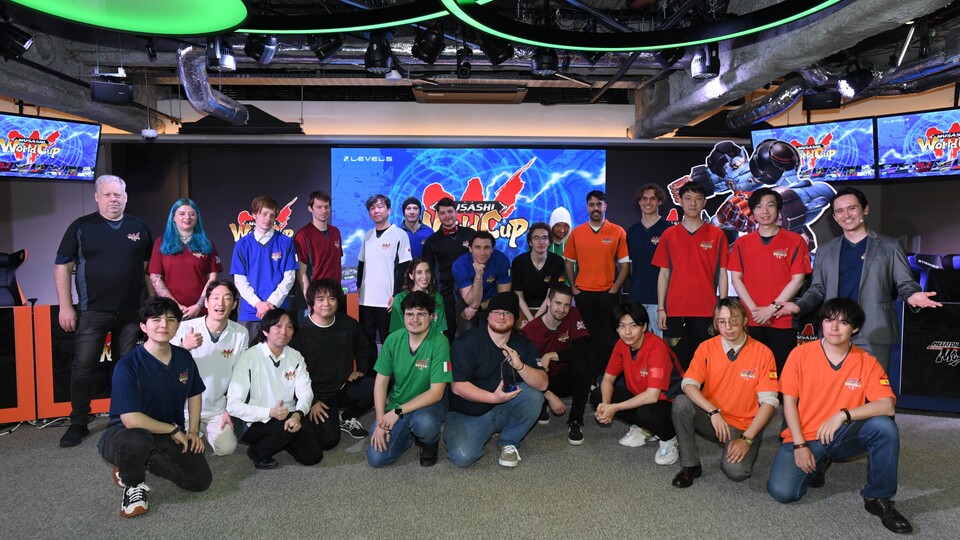 Zum Abschluss posierten alle Teilnehmer inklusive Moderator Maxwell Powers. Der Vertreter der USA hält die Trophäe.