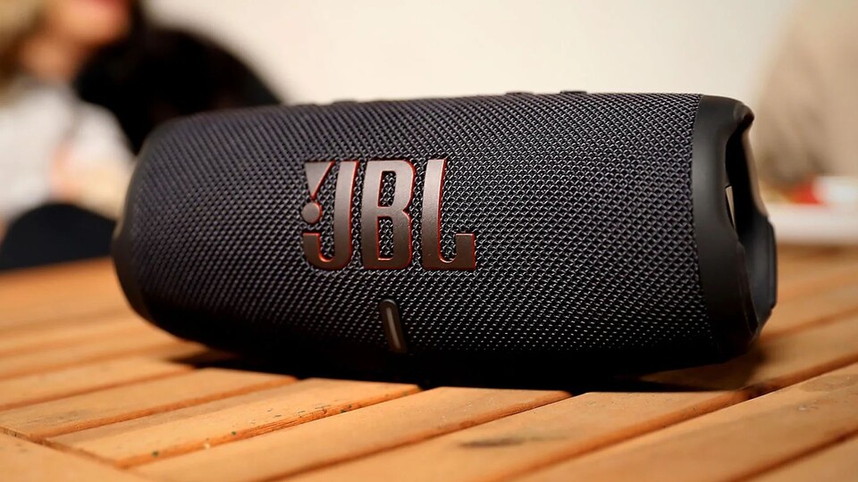 Der JBL Charge 5 bringt Leben in jede Party und macht erst schlapp, wenn ihr schon längst zu Bett gegangen seid.