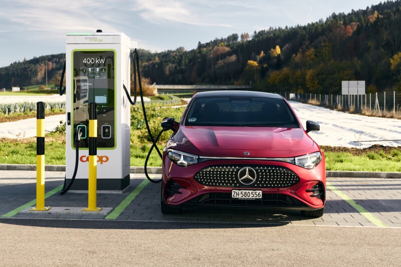 Der Mercedes-Benz CLA 250+ EQ an einer Schnellladesäule mit bis zu 400 kW. (Bildquelle: Mercedes-Benz)