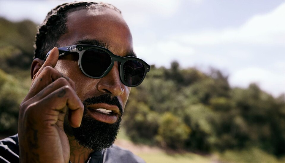 Statt nur Ray Ban könnt ihr nun auch Meta Smart Glasses im Design von Oakley und bald sogar Prada shoppen. Auf AR mit Display verzichten die Brillen aber, sie kommunizieren per Audio. (Bildquelle: Meta)