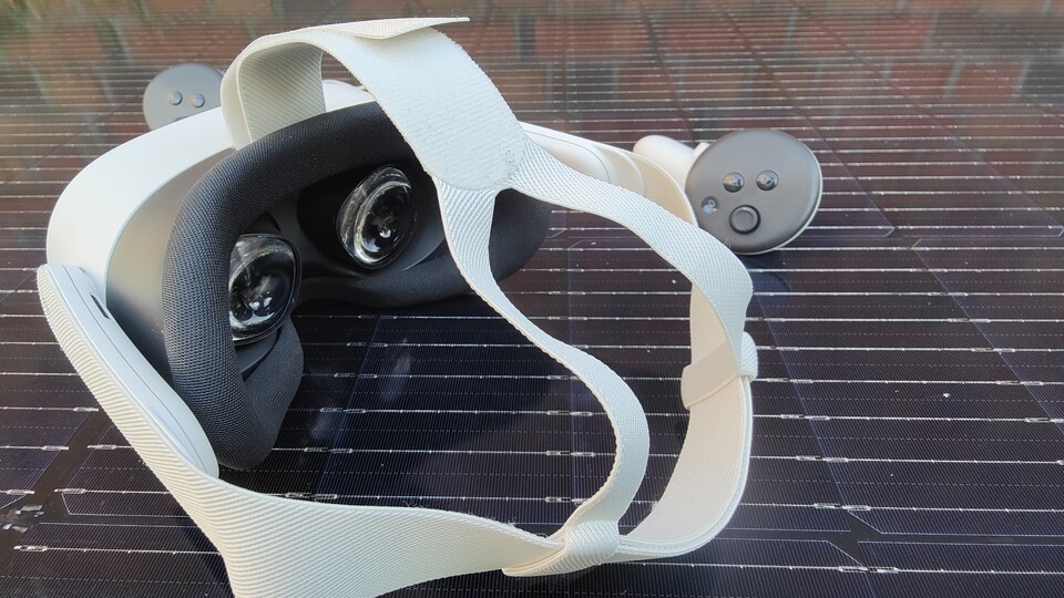 Ja, der Kopfgurt der Meta Quest 3(S) ist wirklich so wibbly-wobbly wie es hier aussieht und nein, das Solarpanel gehört nicht zum Lieferumfang.
