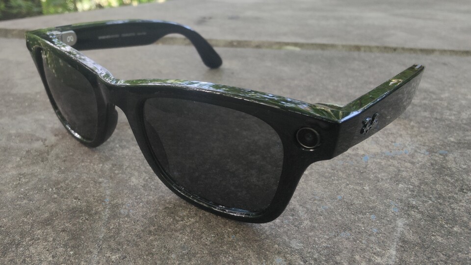 Die Kameras verschwinden unauffällig im Brillengestell, die Lautsprecher in den Bügeln. Eine LED signalisiert aber, wenn die Brille Videoaufnahmen tätigt.