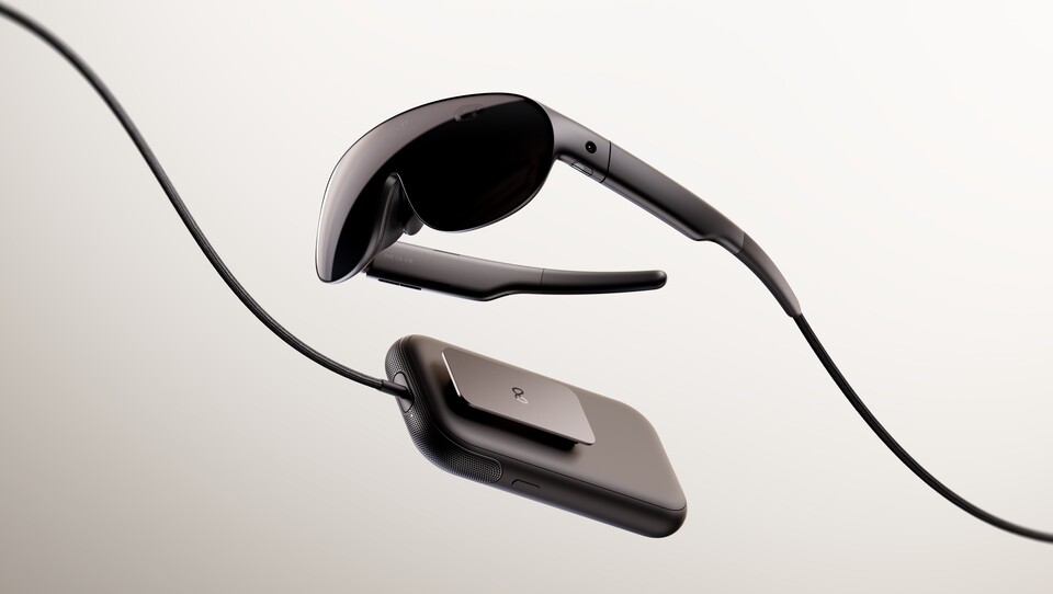 Die Rechenleistung und der Akku sind in einen per Kabel angeschlossenen Puck ausgelagert, was Größe und Gewicht der Brille überhaupt erst ermöglicht. (Bild: Meta)