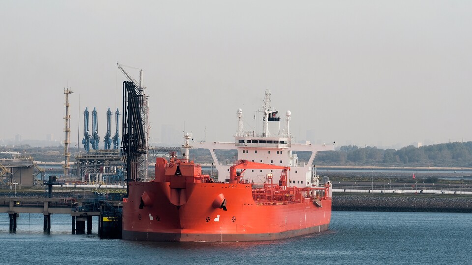 Tankschiffe werden auch beim Transport von grünen Treibstoffen eine wichtige Rolle spielen. (Quelle: stock.adobe.com - Andriy Sharpilo)