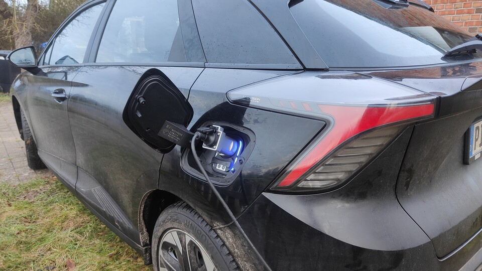 Meinen privat angeschafften MG4 habe ich zwar noch nie unter WLTP-Bedingungen auf Reichweite getestet, negativ ist das Auto aber bei den erreichbaren Kilometern bislang noch nicht aufgefallen. Eher im Gegenteil.