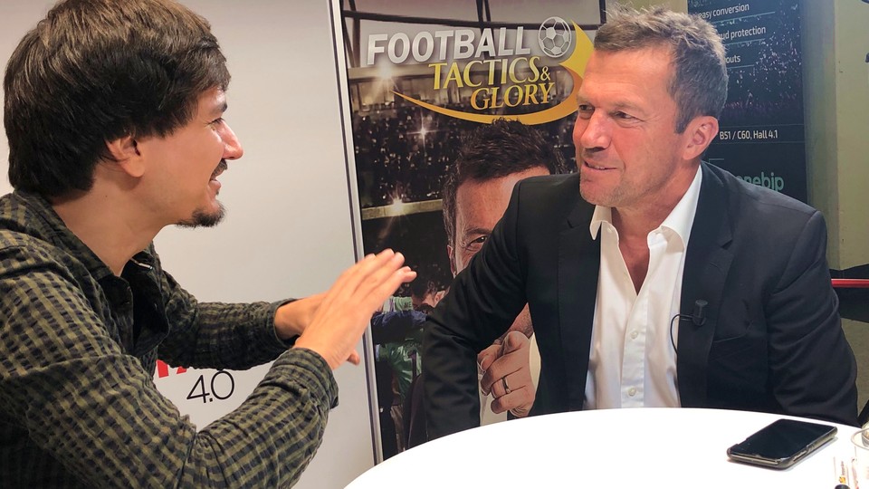 Das Gespräch mit einem absoluten Fußballtaktik-Experten ist für Lothar Matthäus eine einmalige Gelegenheit.