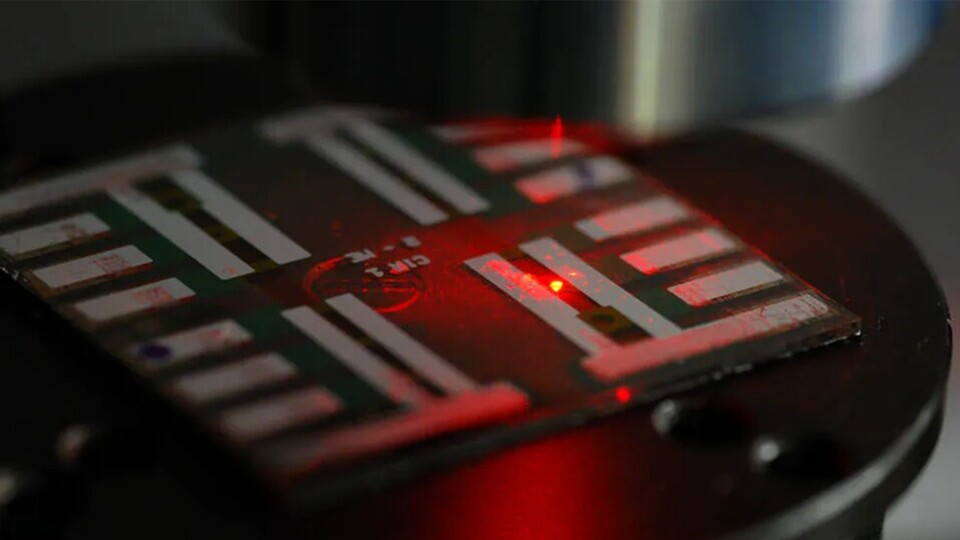 Um nano-PeLED zu entwickeln, haben Forschende erst Micro-PeLED entwickelt, eine Leuchtdiode, die ungefähr so breit ist wie ein menschliches Haar. (Bild: Imec)