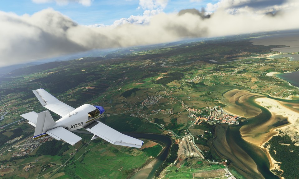 Wir haben ihn gespielt: Der neue Microsoft Flight Simulator (2019 angekündigt, Release 2020) soll neben Traumgrafik auch einen irren Realismusgrad bieten. Die französische Robin hier zeigt das schon ganz gut: Man beachte die Schattenwürfe der Wolken sowie die Sandbänke rechts im Bild.