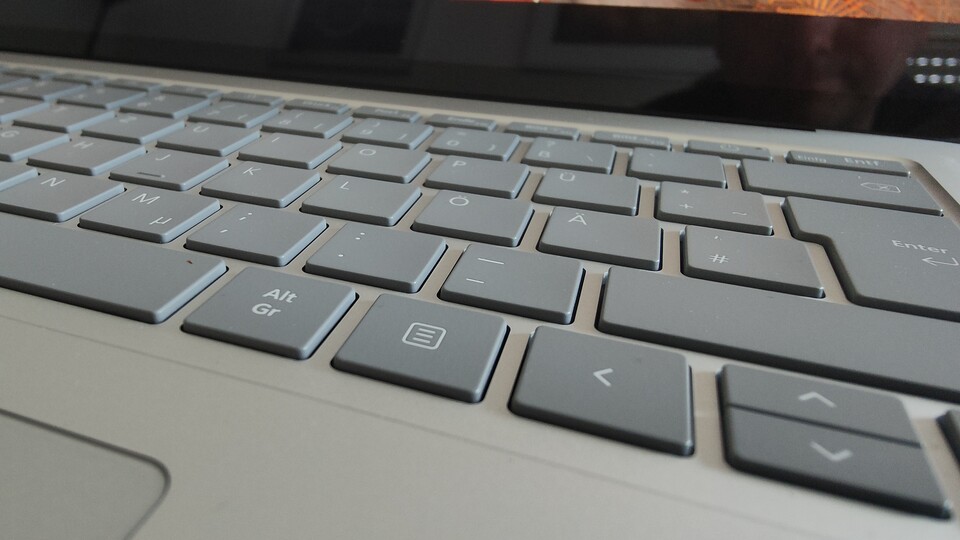 Das Keyboard ist auch für längeres Arbeiten ok und reagiert robust auf festes Eindrücken.