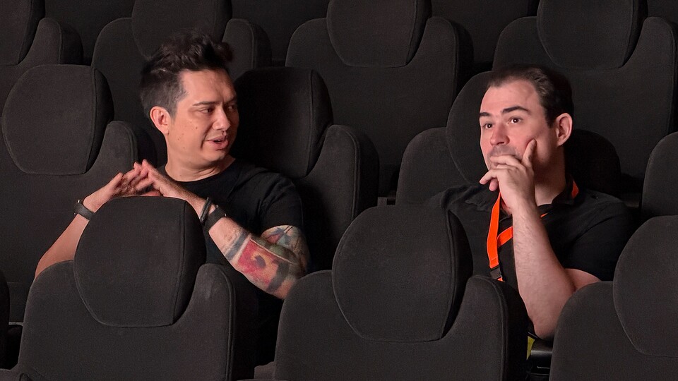 CD Projekts Lead Level Designer Miles Tost ist auch so jemand, der im Kino quasselt. Aber gut, hier führt er Dimi ja auch durch Songs of the Past, ist verziehen.