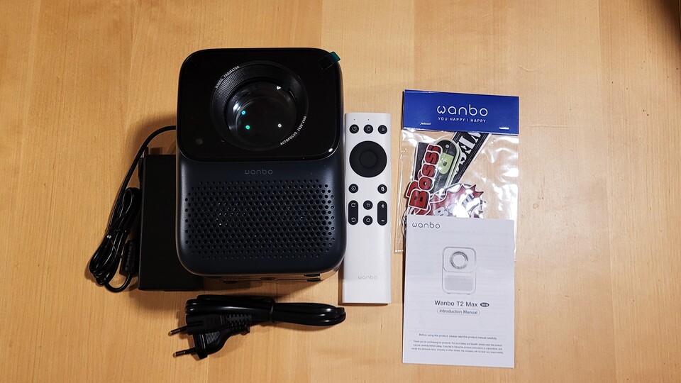 Die Fernbedienung ist fast so groß wie der Beamer.