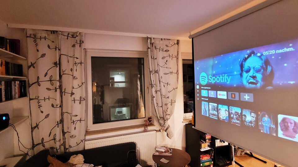 Der Beamer strahlt übrigens auf eine ausziehbare Leinwand. So umgehe ich den Fernseher als ständigen Gast und hab ein schönes offenes Wohnzimmer, wenn gerade nichts geschaut wird.