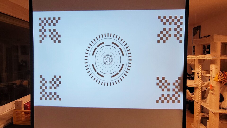 Beim Einschalten wird das Bild automatisch scharf gestellt. Wird der Beamer bewegt, beginnt das automatische Scharfstellen ebenfalls.