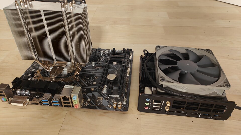 Links ein gewöhnliches ATX-Mainboard mit kleinem Towerkühler, rechts die doppelte Rechenleistung als Mini-ITX-Variante.