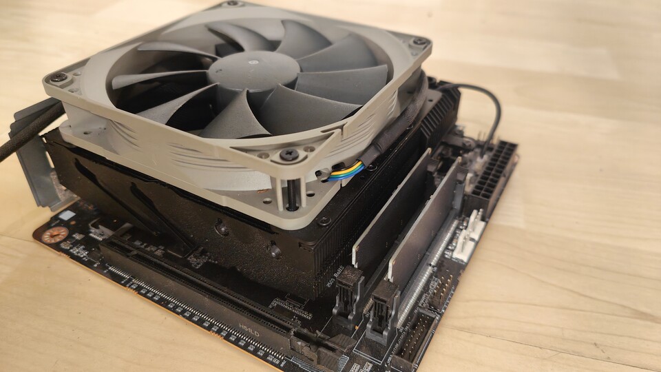 Der Noctua-Lüfter auf dem Board gehört nicht zum Lieferumfang, maximal verträgt sich das Montageset mit 25mm hohen 120er-Lüftern.