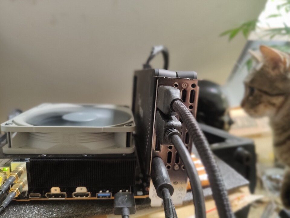 Onlyfans für Nerds: So viel Rechenleistung auf so wenig Fläche ist faszinierend, wenn man mit schrankgroßen Supercomputern aufgewachsen ist, die deutlich langsamer waren als moderne ITX-Rechner.