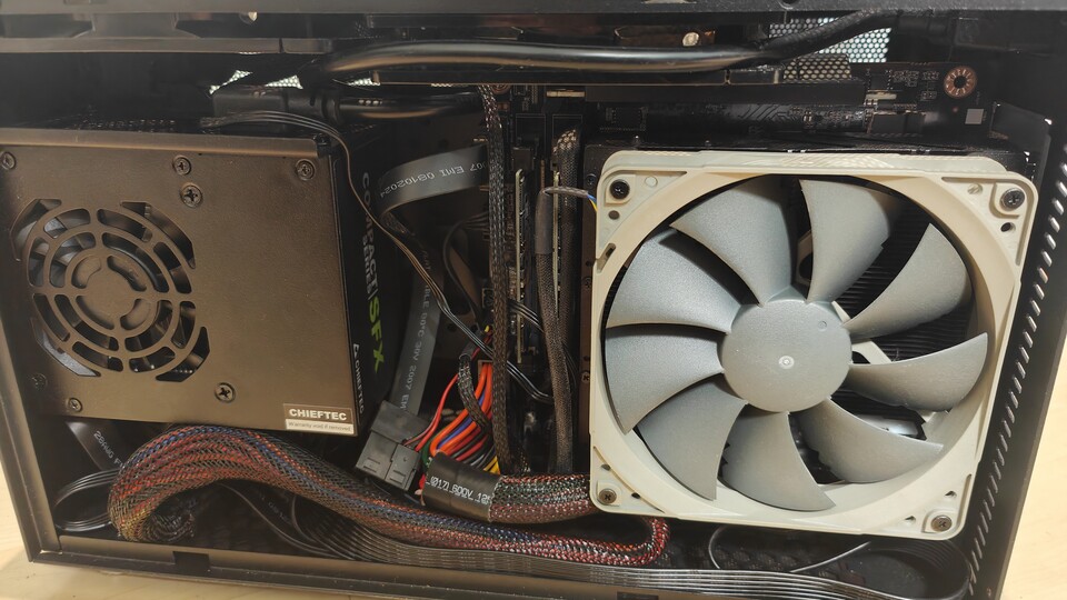 Zugegeben, es ist schon etwas eng, wenn alle Komponenten verbaut sind. Das Minisforum BD790i X3D ist aber klein genug, damit es keine Probleme gibt.