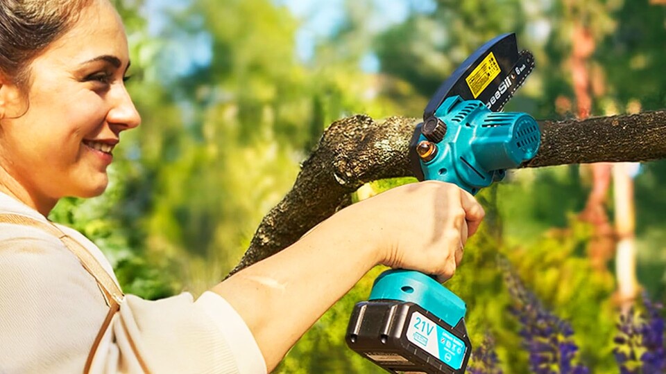 Dank ihres geringen Gewichts von nur 1,27 kg lässt sich die Mini-Kettensäge problemlos mit nur einer Hand bedienen.