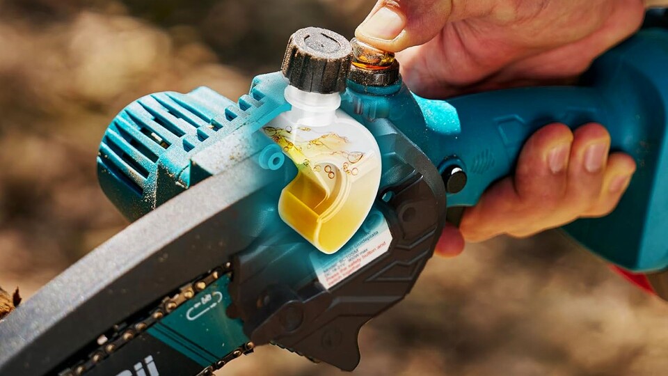 Im Gehäuse der Kettensäge ist ein Behälter integriert, der die Kette im Betrieb automatisch schmiert.