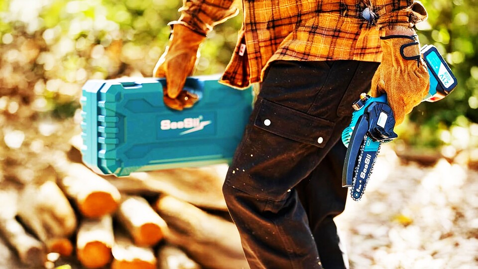 Dank des praktischen Tragekoffers könnt ihr die Kettensäge mitsamt ihrem Zubehör überall hintransportieren.