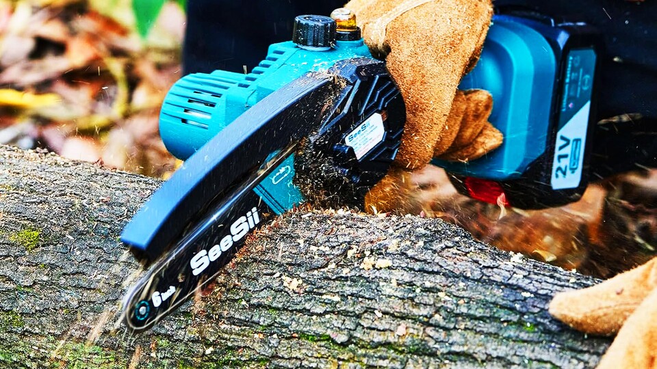 Dank des 900W starken Motors macht die Mini-Kettensäge sogar aus größeren Stämmen schnell Kleinholz.