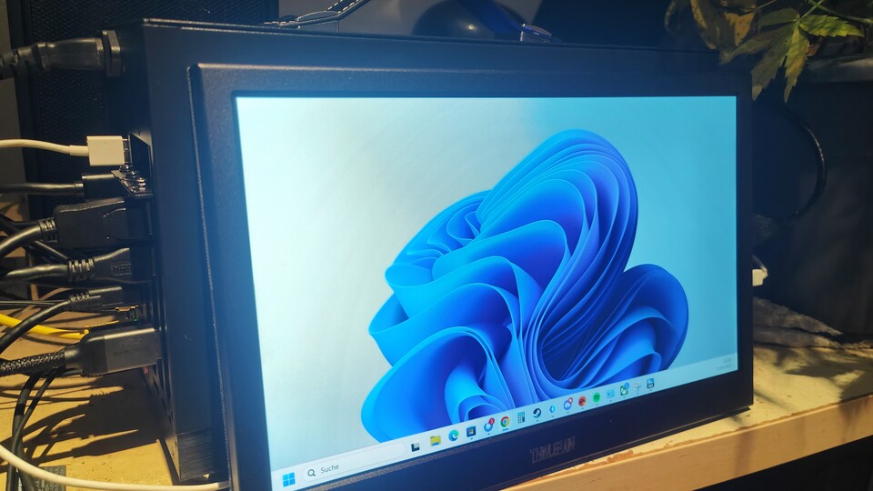 Praktisch: Der mobile 13,3-Monitor hat grob die Abmessungen der Mini-PC-Front. Beim Zocken muss der Bildschirm aber etwas geneigt werden, damit die dahinter sitzende Grafikkarte genug Luft bekommt. Nebenbei: Auf dem PC sitzende Katzen entwickeln sich zu einem ernsthaften Problem.