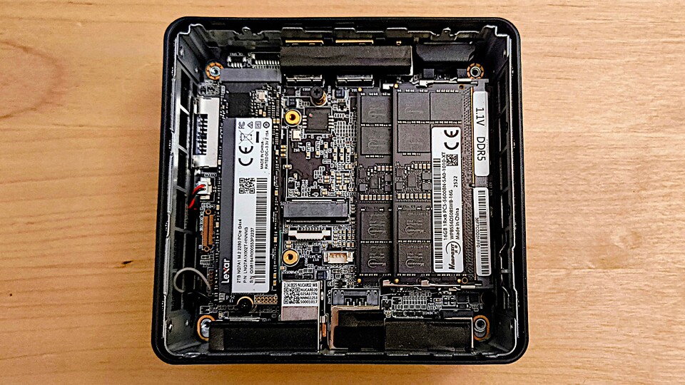 In begrenztem Rahmen bietet der PC leicht die Möglichkeit, ihn aufzurüsten, etwa mit mehr Speicherplatz oder RAM.