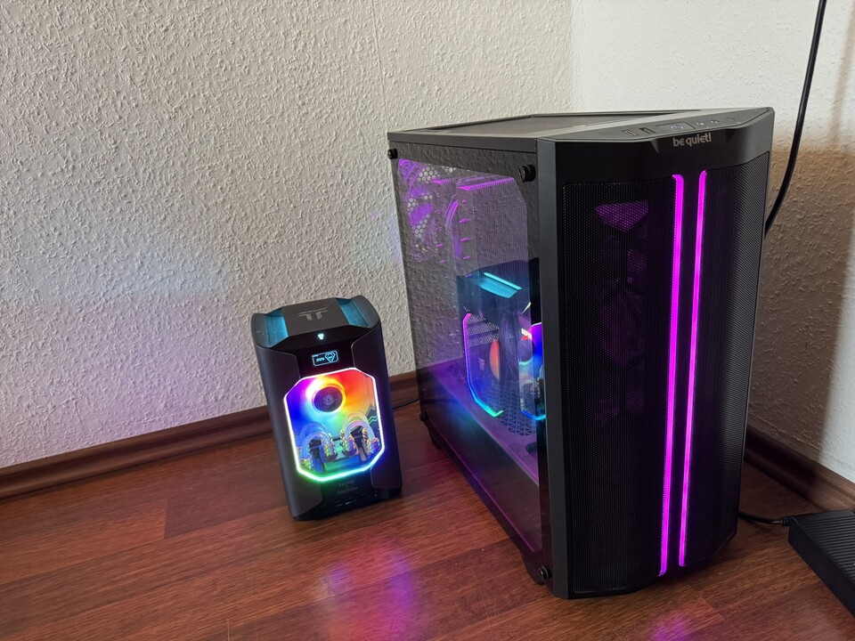 So unterschiedlich können PCs daherkommen: Links der Mini fürs handliche Setup, daneben der Bolide für maximale Hardwarepower wie das ROG Strix X870E-E.