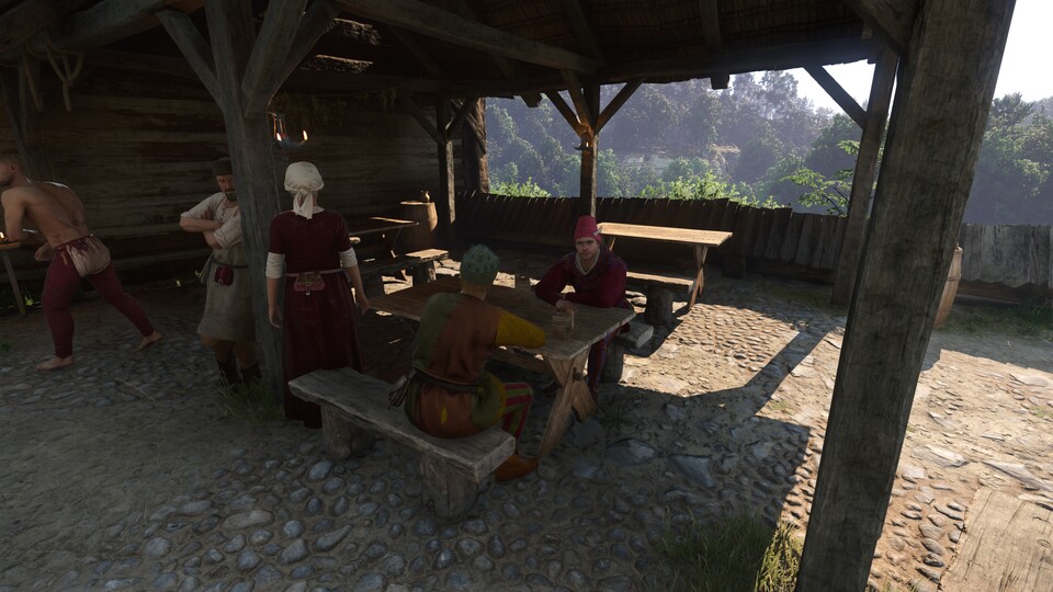 Die zwei Musiker trinken gerne im Gasthaus in Zelejow einen über den Durst.