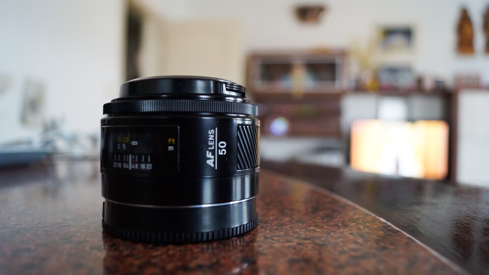 Ein kompaktes 50er kostet nicht viel und liefert euch Fotos, die Handys nur mittels KI und Software-Tricks nachahmen können. Dieses Minolta AF 50mm F1.7 war meine erste Festbrennweite. Es hat nur 80 Euro gekostet. (Bildquelle: Duy Linh DinhGameStar Tech)
