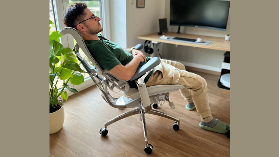 Der Sihoo Doro S300 neigt sich butterweich. Den Gegendruck könnt ihr einstellen.